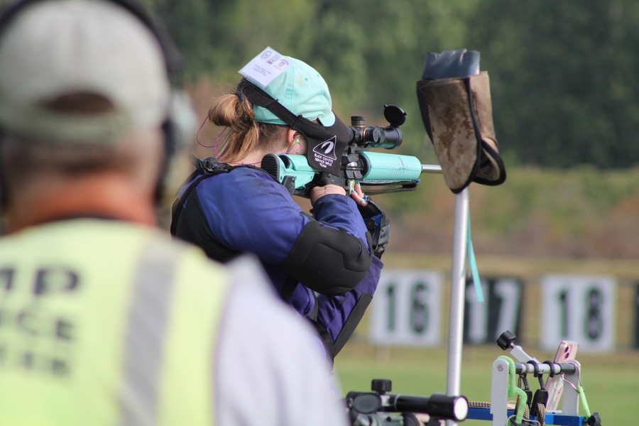 Competitor wearing a Black Coyote Sunshade in the standing position